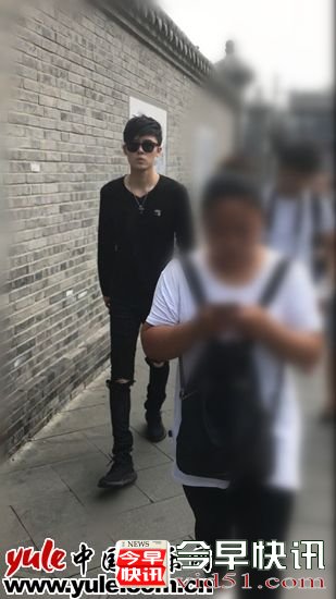 付辛博闹市被偶遇 一身黑酷劲十足