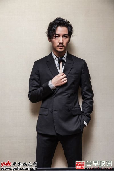 陈晓怎么了？留了长发和小胡子后简直是苏撩综合体