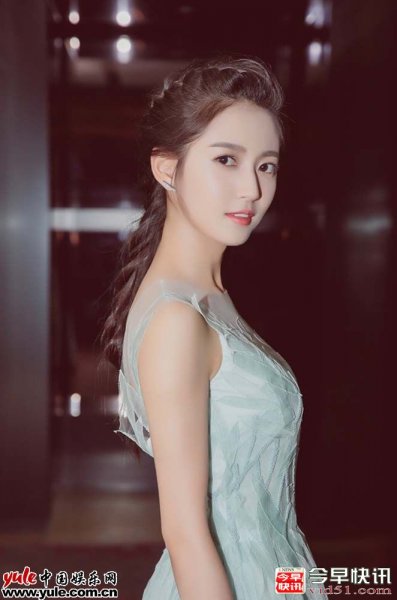 陈钰琪惊艳亮相偶像盛典　一袭浅绿色长裙被赞小仙女