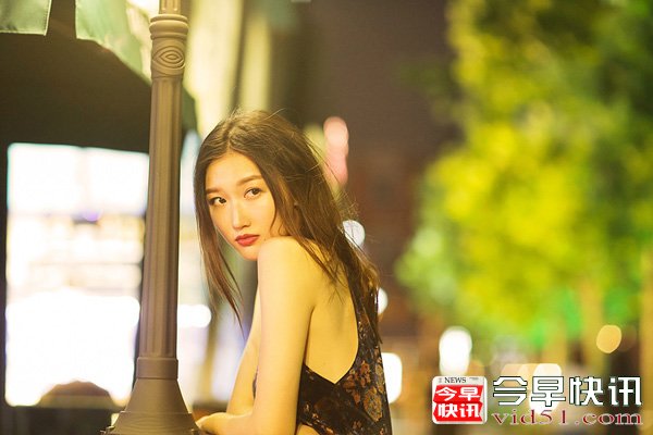 谢林彤化身橱窗Model 短裙下秀出美腿性感撩人