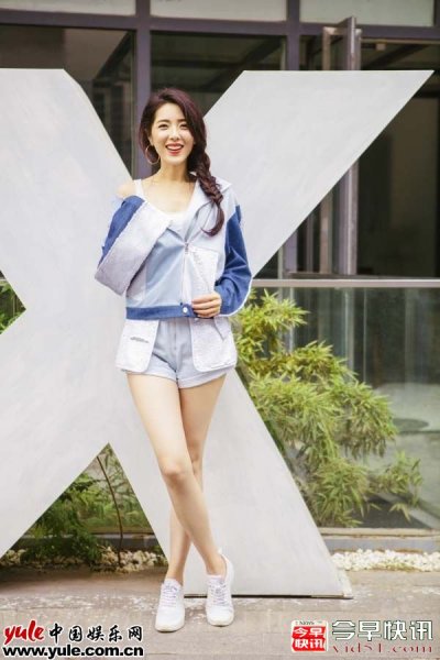 <b>曾黎街拍露明媚笑容   简约时尚尽显活力</b>