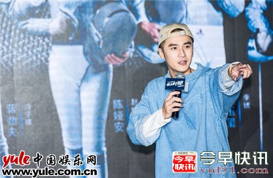 蒋劲夫着击剑服英气逼人 零距离撩妹展男友力