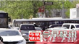 信号灯被挖断“堵王”北环“雪上加霜”