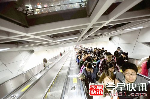 武汉地铁扶梯屡次遭恶意按停 乘客心惊