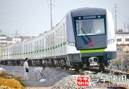 武汉轨交四号线首列车抵汉 九月试运行
