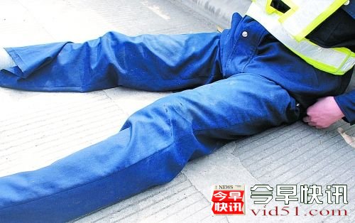 郑一男子助阵朋友闯岗 两次撞向收费员