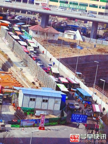 施工路段刮擦引发大路堵交通陷入半瘫痪