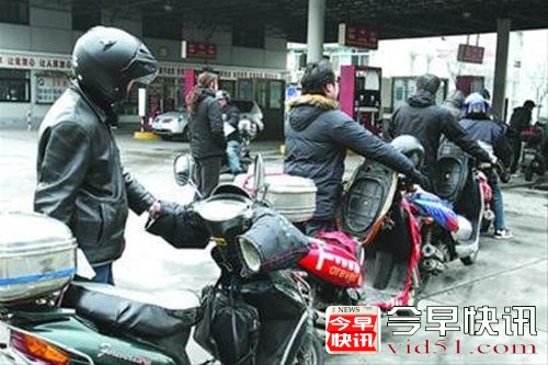 沪非机动车上路新规 载孩子不能载老婆