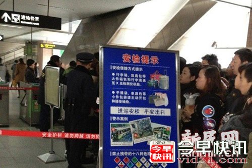 地铁惊魂 乘客拉紧急制动强开车门跳轨