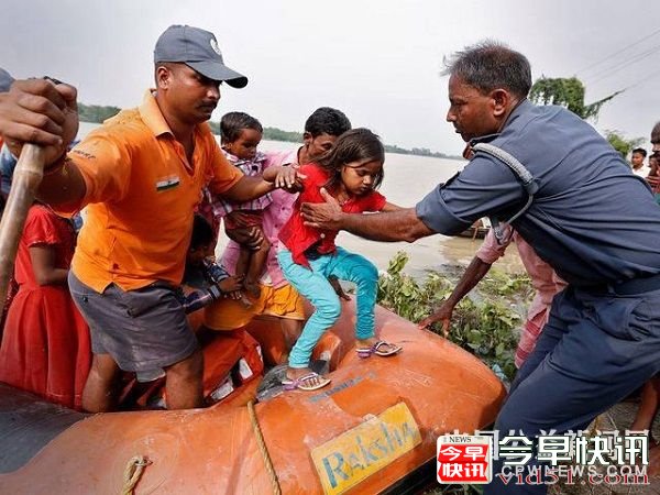 南亚洪水肆虐：800多人死亡，2400万人受灾