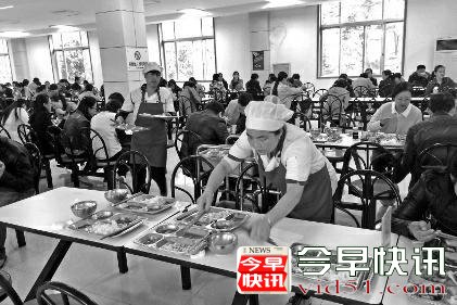 媒体暗访机关食堂:2元可吃3菜1汤 浪费现象频频