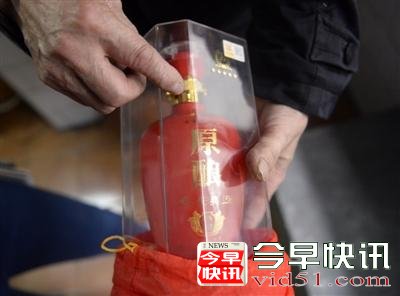 老人沉迷电视购物:一看就是通宵 花光1