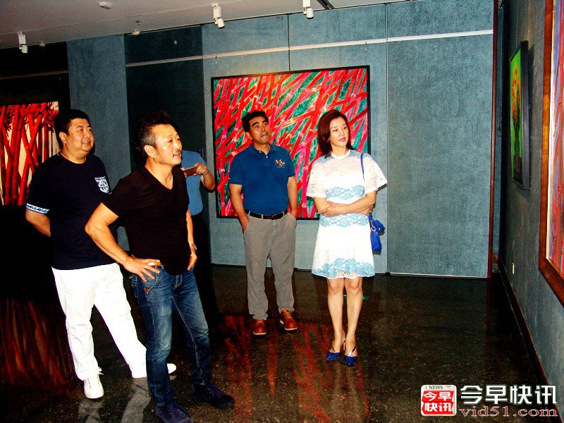 著名歌唱家宋祖英女士在墨堂国际艺术馆观展_conew1.jpg